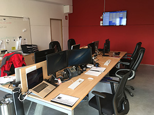Photographie de l'open space des bureaux de la société Exeko à Nivelles. | © Exeko